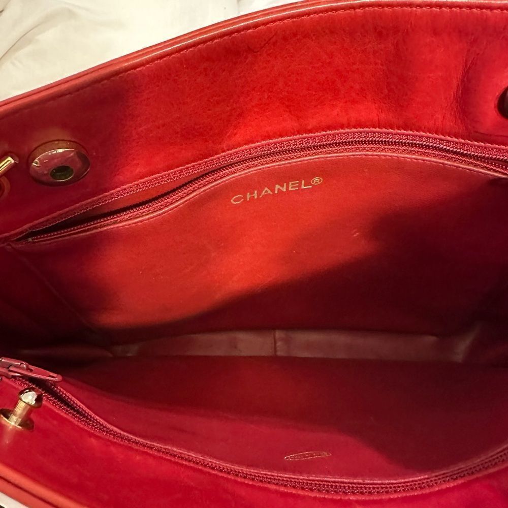 CHANEL Red Shoulder Bag with Timeless Elegance - Picture 15 of 16